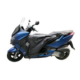 Coprigambe Termoscud R199X, un coprigambe impermeabile con fodera termica. In uso su scooter. Di Tucano Urbano.